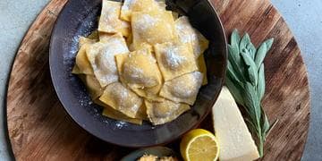 Ravioli met pompoen, ricotta en salie 